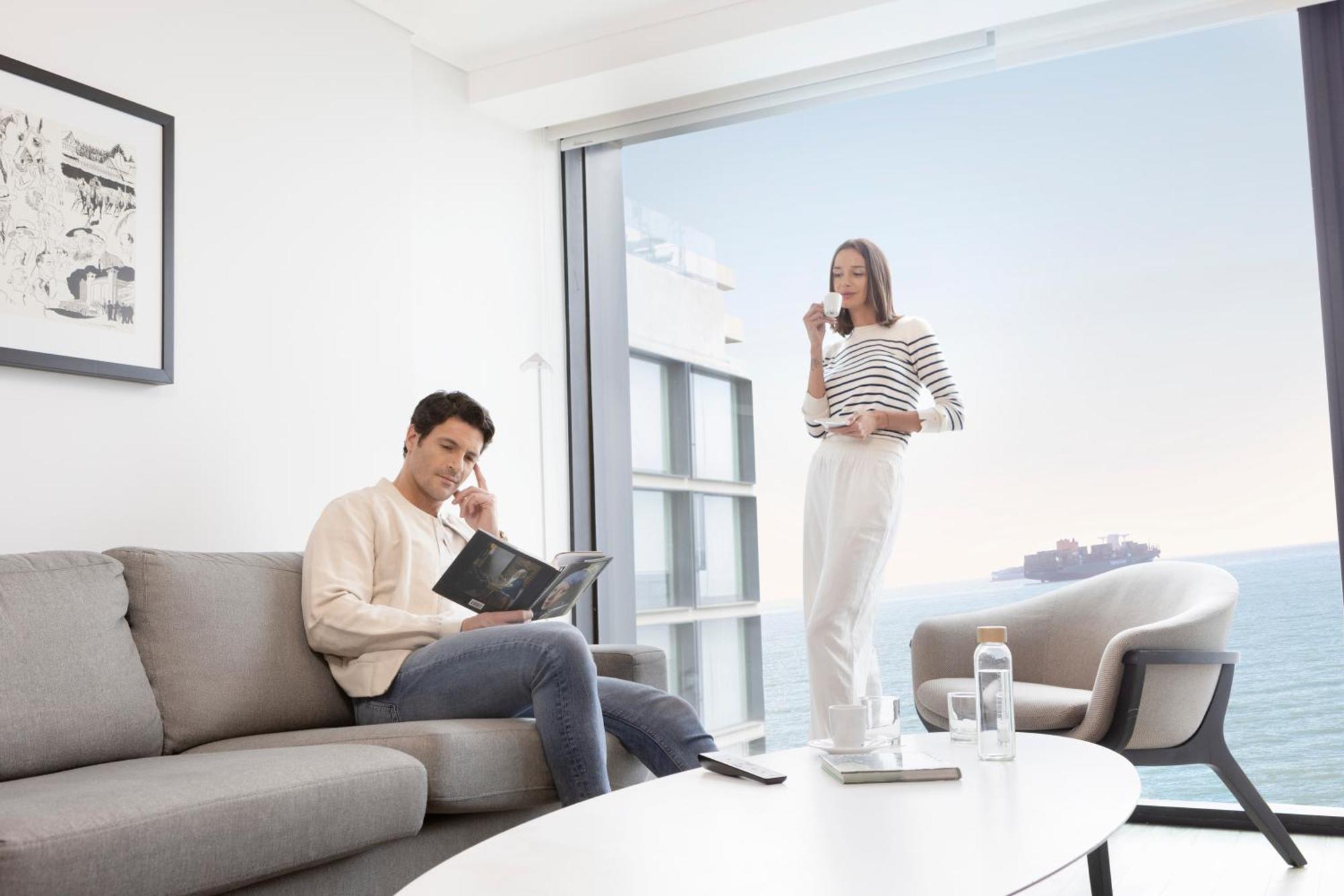 Pullman Vina Del Mar San Martin 호텔 외부 사진 A couple using a tablet and a smartphone